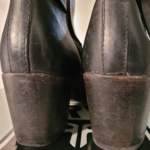 Frye Malorie Knotted Short. Color: Black. Size: 9 - Picture 9 of 10